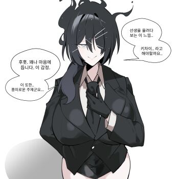 1girl absurdres black_gloves black_hair black_necktie black_suit black_suit_(blue_archive) blue_archive breasts collared_shirt commentary_request formal_clothes genderswap genderswap_(mtf) gloves grey_eyes hair_over_one_eye highres huge_breasts jahe_(73732258) korean_commentary korean_text long_hair long_sleeves looking_at_viewer necktie ponytail shirt simple_background smile speech_bubble suit translation_request white_shirt
