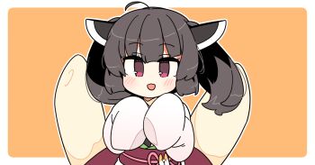 1girl :d ahoge black_hair blush border hands_up headgear ini_(inunabe00) japanese_clothes kimono kiritanpo_(food) long_sleeves looking_at_viewer obi open_mouth orange_background outline outside_border red_eyes red_sash sash short_hair simple_background sleeves_past_fingers sleeves_past_wrists smile solo touhoku_kiritan upper_body voiceroid white_border white_kimono white_outline