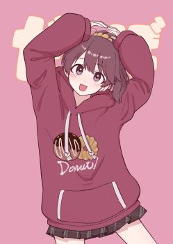 1girl arms_up asari_shiguren1 blush brown_hair brown_skirt commentary_request donut_print food_print highres hood hoodie idolmaster idolmaster_cinderella_girls long_sleeves looking_at_viewer o_arms pleated_skirt ponytail red_hoodie shiina_noriko simple_background skirt smile solo text_background thighs