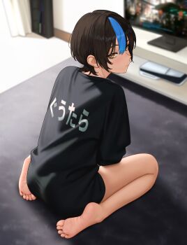 1girl :| ass bare_legs barefoot black_hair black_shirt blue_eyes blue_hair blue_streaks blurry blurry_background blush breasts brown_eyes closed_mouth clothes_writing commentary cyberpunk_(series) cyberpunk_2077 english_commentary expressionless feet flat_screen_tv from_behind game_console hair_between_eyes highres horns indoors looking_at_viewer looking_back multicolored_hair nihu on_floor original playstation_5 profile red_hair rug shiragi_(nihu) shirt short_hair single_hair_streak sitting smile soles solo streaked_hair sweater television thighs toes translation_request wariza white_hair