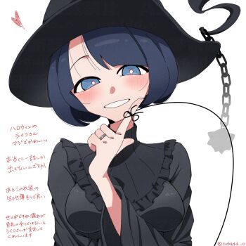1girl alternate_costume artist_name black_dress black_hair black_hat commentary dress grey_eyes grin gundam gundam_gquuuuuux hat heart highres looking_at_viewer odddd_o shiiko_sugai short_hair simple_background smile solo thread translation_request white_background witch witch_hat