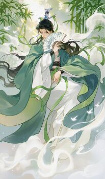 1boy absurdres al_(ahr) bamboo bamboo_forest bamboo_print bindi bird black_hair blue_gem chinese_clothes closed_mouth commentary_request covering_face curtained_hair dappled_sunlight floating_clothes floating_hair forest full_body furisode_sleeves gem green_eyes green_robe half_updo hand_fan hanfu highres holding holding_fan knees_up light_particles long_hair long_sleeves looking_up male_focus nature outdoors raised_eyebrow renzha_fanpai_zijiu_xitong ribboned_xiao_guan robe shen_qingqiu smile solo sunlight very_long_hair white_bird white_hanfu