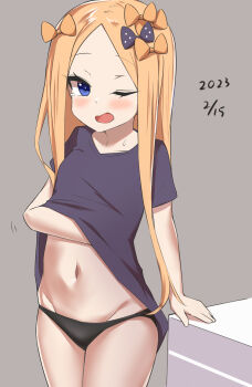 1girl ;d abigail_williams_(fate) black_bow black_panties black_shirt blonde_hair blue_eyes bow clothes_lift dated fate/grand_order fate_(series) grey_background hair_bow highres loli long_hair mz_(ltge3238) navel one_eye_closed open_mouth orange_bow panties polka_dot polka_dot_bow shirt shirt_lift simple_background smile underwear