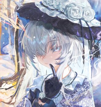 1girl absurdres black_gloves closed_mouth commentary_request dress flower gloves grey_eyes grey_hair hair_over_one_eye hat hat_flower highres index_finger_raised jin_sumire long_hair long_sleeves looking_at_viewer mahou_shoujo_no_majo_saiban purple_dress rose smile solo tsukishiro_yuki upper_body white_flower white_hat white_rose