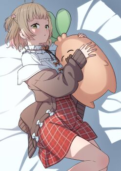 1girl ahoge blonde_hair blunt_ends bow bowtie brown_bow brown_bowtie brown_cardigan cardigan collar commentary_request frilled_collar frilled_shirt frilled_shirt_collar frills from_above gradient_hair green_eyes hair_ornament heart heart_hair_ornament highres hololive hug long_sleeves looking_at_viewer looking_to_the_side lying miniskirt momosuzu_nene momosuzu_nene_(casual) multicolored_hair nekko_(momosuzu_nene) off_shoulder official_alternate_costume official_alternate_hair_length official_alternate_hairstyle on_bed on_side open_mouth pink_hair plaid_clothes plaid_skirt rainna red_skirt shirt short_hair skirt solo virtual_youtuber white_shirt