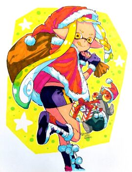 1girl ariamikukanzaki ass blonde_hair boots box braid cape commentary english_commentary eyebrow_cut fingerless_gloves flat_ass fur-trimmed_cape fur_trim gift gift_box gloves green_hair hat highres holding holding_sack looking_back marker_(medium) multicolored_hair nintendo pointy_ears purple_boots purple_gloves purple_shorts red_cape sack santa_hat short_shorts shorts side_braid signature smallfry_(splatoon) splatoon_(series) splatoon_3 standing standing_on_one_leg tentacle_hair tongue tongue_out traditional_media two-tone_hair veronika_(splatoon) yellow_eyes