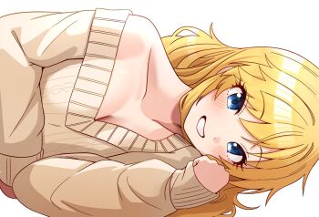 Rule 34 | 1girl, blonde hair, blue eyes, blush, breasts, cleavage, collarbone, commentary, grin, highres, idolmaster, idolmaster cinderella girls, long hair, looking at viewer, lying, medium breasts, niban (puka 0507), ohtsuki yui, on side, ribbed sweater, single bare shoulder, smile, solo, sweater, symbol-only commentary, wavy hair, white background, yellow sweater