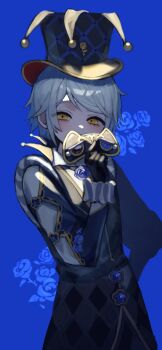 1boy 37mimi_aim argyle_clothes blue_background blue_flower blue_rose commentary_request covered_mouth eye_mask flower grey_hair hat highres holding holding_mask identity_v looking_at_viewer male_focus mask official_alternate_costume raised_eyebrows rose solo top_hat upper_body victor_grantz victor_grantz_(pantaloon) yellow_eyes