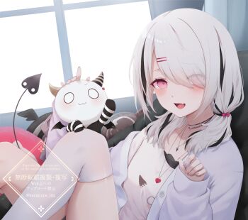 1girl absurdres asumi_sena black_hair commentary_request eyes_visible_through_hair fang grey_hair hair_ornament hair_over_one_eye hairclip hanazome_uta highres indoors jewelry knees_up long_sleeves looking_at_viewer medium_hair multicolored_hair necklace open_mouth parallel_hairclips pink_eyes single_thighhigh sitting smile solo streaked_hair tail thighhighs virtual_youtuber vspo! white_thighhighs window