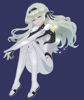 1girl absurdres black_hairband black_ribbon bodysuit closed_mouth commentary_request firefly_(ar-26710)_(honkai:_star_rail) firefly_(honkai:_star_rail) formal_clothes gradient_eyes gradient_hair green_pupils grey_hair hair_between_eyes hair_intakes hair_ribbon hairband highres honkai:_star_rail honkai_(series) long_hair mecha_pilot_suit multicolored_eyes multicolored_hair official_alternate_costume omeme_mememe own_hands_together ribbon smile solo suit white_bodysuit white_suit