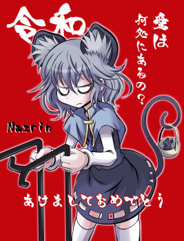 1girl absurdres animal_ear_fluff animal_ears ayana_mizuki bags_under_eyes basket capelet chinese_zodiac closed_mouth commentary_request cowboy_shot dowsing_rod frown grey_capelet grey_hair grey_skirt grey_vest highres holding holding_with_tail long_sleeves looking_at_viewer medium_hair mouse_(animal) mouse_ears mouse_girl mouse_tail nazrin prehensile_tail red_background red_eyes shirt simple_background skirt skirt_set solo tail thighhighs touhou translation_request vest white_shirt white_thighhighs year_of_the_rat