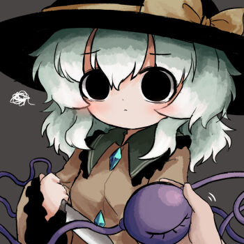1girl 1other black_eyes black_hat blush bow breasts buttons closed_mouth commentary_request contrast_collar diamond_button frilled_shirt_collar frills green_hair grey_background hat hat_bow hat_ribbon heripantomorrow holding holding_knife knife komeiji_koishi long_sleeves looking_at_viewer medium_hair motion_lines ribbon shirt small_breasts squiggle third_eye touhou upper_body yellow_bow yellow_ribbon yellow_shirt