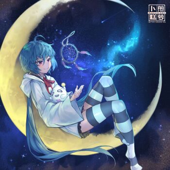 1girl absurdres ahoge artist_name blue_hair chromashift closed_mouth commentary commission dreamcatcher english_commentary eyelashes highres hood hood_down hooded_jacket jacket long_hair long_sleeves neck_ribbon night night_sky no_shoes on_crescent open_mouth radishkek red_eyes red_ribbon ribbon sharp_teeth shooting_star sky smile star_(sky) striped_clothes striped_thighhighs teeth thighhighs twintails twitter_username two-tone_thighhighs upper_teeth_only very_long_hair virtual_youtuber white_jacket yuko_yurei