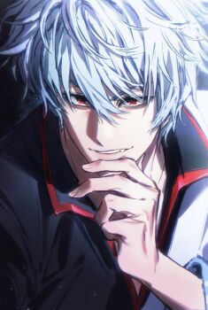 1boy black_shirt commentary fang gintama grin hair_between_eyes hand_on_own_chin hand_up highres japanese_clothes kimono long_sleeves looking_at_viewer male_focus messy_hair muummuum popped_collar red_eyes sakata_gintoki shirt short_hair smile solo upper_body white_hair white_kimono