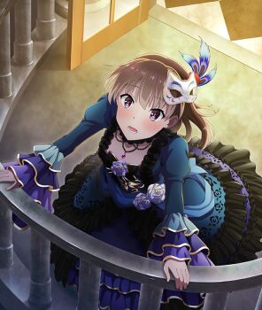 1girl balcony black_bow black_bowtie black_choker blue_feathers blue_flower blue_rose blush bow bow_flower bowtie brown_hair checkered_floor choker dot_nose dress dress_flower eye_mask feathers floral_print floral_print_skirt flower formal_clothes from_above game_cg gem green_dress green_skirt hand_on_railing jewelry layered_skirt layered_sleeves long_sleeves looking_at_viewer looking_up lower_teeth_only mask mask_on_head masquerade_mask medium_hair mizushina_waka night official_art open_door open_mouth outdoors outstretched_arms peacock_feathers pendant pink_eyes pink_gem pink_pupils print_skirt purple_skirt purple_sleeves rose rose_print skirt teeth third-party_source toji_no_miko toji_no_miko:_kizamishi_issen_no_tomoshibi white_flower white_mask white_rose