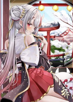 1girl asymmetrical_sleeves black_sash black_sleeves center-flap_bangs closed_mouth commentary_request dark_skin day detached_sleeves double_bun fang floral_print_sleeves folded_fan folding_fan from_behind furisode_sleeves gold_trim gradient_hair grey_hair hair_between_horns hair_bun hakama hakama_short_skirt hakama_skirt hand_fan hand_up highres holding holding_fan hololive horns indoors japanese_clothes kimono long_hair looking_at_viewer looking_back mismatched_sleeves multicolored_hair nakiri_ayame nakiri_ayame_(8th_costume) official_alternate_costume official_alternate_hairstyle ohagetty oni poyoyo_(nakiri_ayame) print_kimono red_eyes red_hair red_hakama sash sitting skin-covered_horns skirt smile snow solo streaked_hair torii twintails very_dark_skin virtual_youtuber white_kimono white_sleeves wide_sleeves yokozuwari