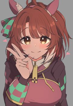 1girl black_shrug blush breasts brown_eyes brown_hair closed_mouth commentary_request dantsu_flame_(center_spotlight)_(umamusume) dantsu_flame_(umamusume) ear_covers grey_background hand_up highres horse_girl large_breasts long_sleeves looking_at_viewer mountain_yasan shrug_(clothing) simple_background smile solo umamusume upper_body v white_streaks