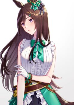 1girl akatsuki_(kuon) animal_ears aqua_bow blush bow bowtie bracelet breasts brown_hair center_frills closed_mouth commentary_request ear_bow ear_ornament frills gloves green_bow green_bowtie green_skirt hair_between_eyes hair_ornament hairclip horse_ears horse_girl horse_tail jewelry long_hair looking_to_the_side medium_breasts mejiro_dober_(off_the_line)_(umamusume) mejiro_dober_(umamusume) pleated_skirt purple_eyes shirt simple_background skirt sleeveless sleeveless_shirt solo tail umamusume white_background white_gloves white_shirt