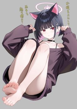 1girl animal_ears bare_legs barefoot black_choker black_hair blue_archive blunt_bangs blunt_ends blush cat_ears choker collarbone colored_inner_hair commentary_request convenient_leg fingernails full_body grey_background halo highres kazusa_(blue_archive) knees_up long_sleeves looking_at_viewer multicolored_hair no_shoes off-shoulder_sweater off_shoulder partial_commentary pink_hair purple_sweater red_eyes ryouta_(ryouta335) short_hair simple_background soles solo sweat sweater toenails toes translation_request two-tone_hair