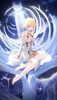 1girl :/ absurdres arm_cutout arm_support bare_shoulders barefoot black_gloves blonde_hair breasts cleavage closed_mouth clothing_cutout commentary_request crossed_bangs detached_sleeves dress feet flower full_body genshin_impact gloves gold gradient_hair hair_between_eyes hair_flower hair_intakes hair_ornament halter_dress halterneck highres legs lens_flare light_particles long_hair long_sleeves looking_at_viewer lumine_(genshin_impact) luonnotar_(genshin_impact) medium_breasts multicolored_hair night night_sky partially_fingerless_gloves pillar rock sidelocks sitting sky solo sparkle star_(sky) thighs toes wariza white_dress yellow_eyes yokozuwari zhuchengbi