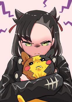 1girl absurdres asymmetrical_bangs black_hair black_jacket closed_mouth commentary_request eyelashes frown gen_8_pokemon glaring green_eyes grey_background hair_ribbon hanten_(hantennano) highres holding holding_pokemon jacket long_hair long_sleeves looking_at_viewer marnie_(pokemon) morpeko morpeko_(full) nintendo pokemon pokemon_(creature) pokemon_swsh red_ribbon ribbon upper_body