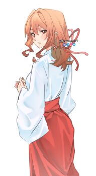 1girl absurdres amagami-san_chi_no_enmusubi amagami_yuna commentary cowboy_shot from_behind hair_between_eyes hair_ribbon hakama hakama_skirt highres japanese_clothes knowname kosode long_hair looking_at_viewer looking_back miko own_hands_together parted_lips red_eyes red_hair red_hakama red_ribbon ribbon simple_background skirt solo standing teeth twitter_username white_background