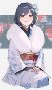 1girl absurdres blue_flower blush closed_mouth commentary_request flower fur-trimmed_kimono fur_trim hair_flower hair_ornament highres japanese_clothes kimono long_sleeves looking_at_viewer new_year nijisanji obi sash shizuka_rin shizuka_rin_(9th_costume) sitting smile solo sooon virtual_youtuber wariza white_kimono yellow_eyes