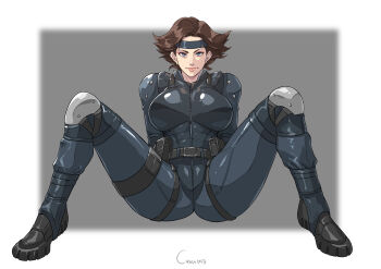 Rule 34 | 1girl, absurdres, ammunition pouch, belt, black boots, blue eyes, bodysuit, boots, breasts, brown belt, brown hair, cirenk, commentary, cosplay, english commentary, flipped hair, grey bodysuit, grey headband, headband, highres, large breasts, meryl silverburgh, metal gear (series), metal gear solid, mixed-language commentary, pouch, short hair, sitting, sneaking suit, solid snake, solid snake (cosplay), solo, spread legs