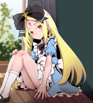 1girl apron black_ribbon black_shoes blonde_hair blue_dress blurry blurry_background blush closed_mouth dress flat_chest forehead_tattoo from_side hair_ribbon highres knees_up large_ribbon long_hair looking_at_viewer mahou_shoujo_ni_akogarete mengnaidu morino_korisu nero_alice red_eyes ribbon shoes sitting smile socks solo tattoo thick_eyelashes very_long_hair white_apron white_socks