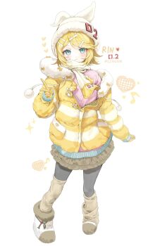 1girl :3 black_pantyhose blonde_hair blush boots brown_skirt brown_socks character_name closed_mouth coat commentary_request full_body fur-trimmed_boots fur_trim gloves green_eyes hair_ornament hairclip hand_up hat heart highres kagamine_rin korean_commentary limu838 long_sleeves looking_at_viewer musical_note pantyhose parallel_hairclips parted_bangs pom_pom_(clothes) ribbed_socks short_hair simple_background skirt smile socks solo sparkle standing striped_coat twitter_username v vocaloid white_background white_boots white_hat yellow_coat yellow_gloves