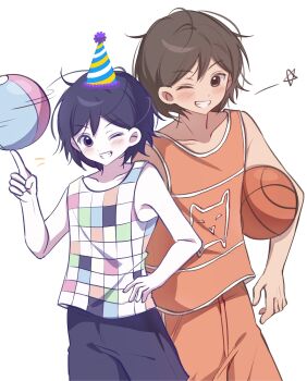 2boys ;d ahoge back-to-back ball bare_arms bare_shoulders basketball_(object) beachball black_hair black_shorts blush brown_eyes brown_hair checkered_clothes checkered_shirt collarbone colored_skin commentary_request cowboy_shot double-parted_bangs dual_persona elbow_carry grin hair_behind_ear hair_between_eyes hand_in_pocket hand_on_own_hip hat highres holding holding_ball holding_beachball index_finger_raised kel_(faraway)_(omori) kel_(headspace)_(omori) kel_(omori) korean_commentary looking_at_viewer male_focus multiple_boys notice_lines omori one_eye_closed open_mouth orange_pants orange_tank_top pants party_hat purple_eyes shirt short_hair shorts simple_background sleeveless sleeveless_shirt smile standing star_(symbol) striped_hat tank_top white_background white_skin wktdms1