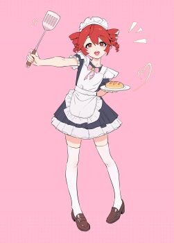 1girl absurdres apron baguette black_dress bow bowtie bread brown_shoes double-parted_bangs dress drill_hair food frilled_apron frilled_sleeves frills full_body hair_between_eyes hand_up happy heart highres holding holding_plate holding_spatula kasane_teto maid maid_apron maid_headdress open_mouth pink_background pink_bow pink_bowtie plate red_hair shoes short_dress short_sleeves sidelocks simple_background smile solo spatula teeth thighhighs twin_drills upper_teeth_only utau white_thighhighs yunibobo zettai_ryouiki