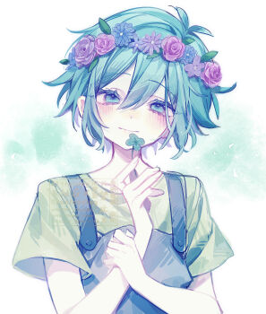1boy antenna_hair bare_arms basil_(headspace)_(omori) basil_(omori) blue_overalls blush closed_mouth clover colored_skin commentary_request flower flower_wreath four-leaf_clover green_eyes green_hair green_shirt head_wreath highres holding holding_clover looking_at_viewer male_focus masyu_bimitalya omori overalls shirt short_hair short_sleeves simple_background smile solo t-shirt upper_body white_skin