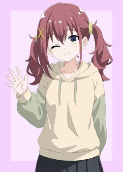Rule 34 | 1girl, black skirt, commentary request, furutachi kurea, hair ornament, hibi wa sugiredo meshi umashi, highres, hood, hoodie, jin 1116, multiple hair clips, one eye closed, red hair, simple background, skirt, smile, solo, twintails, waving, x hair ornament, yellow hoodie