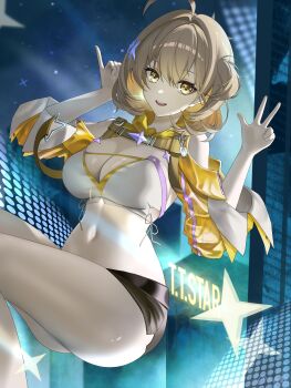 1girl absurdres ahoge anis_(nikke) anis_(star)_(nikke) arms_up bare_shoulders breasts brown_eyes brown_hair chinese_commentary cleavage commentary_request goddess_of_victory:_nikke hair_between_eyes hair_ornament highres large_breasts long_bangs looking_at_viewer medium_hair midriff navel night one_side_up open_mouth outdoors pinky_out short_shorts shorts shrug_(clothing) side_slit side_slit_shorts smile solo star_(symbol) strapless teeth tube_top upper_teeth_only user_yhgx5354 w yellow_shrug