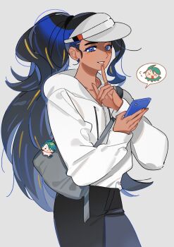 &gt;_&lt; 2girls alternate_costume alternate_hairstyle bag black_hair black_pants blonde_hair blue_eyes blue_hair cellphone character_charm charm_(object) closed_eyes commentary dark-skinned_female dark_skin earrings eyelashes finger_to_own_chin fingernails flying_sweatdrops geeta_(pokemon) green_hair grey_background grey_bag handbag hat highres holding holding_phone hood hood_down hoodie jewelry long_hair multicolored_hair multiple_girls nanaasuzy nintendo pants phone pokemon pokemon_sv ponytail rika_(pokemon) simple_background smartphone smile solo_focus spoken_character streaked_hair symbol-only_commentary visor_cap white_hat white_hoodie