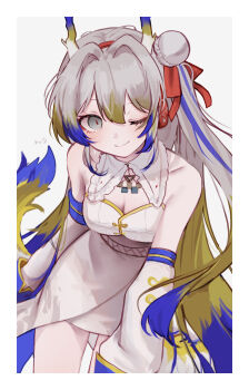 1girl ;) absurdres arknights bare_shoulders blonde_hair blue_hair breasts character_name cleavage closed_mouth commentary_request detached_sleeves dragon_girl dragon_horns dress grey_background grey_dress grey_eyes grey_hair grey_sleeves hair_between_eyes hair_intakes highres horns long_hair medium_breasts multicolored_hair one_eye_closed shu_(arknights) simple_background sleeveless sleeveless_dress smile solo very_long_hair yunu_nuyu