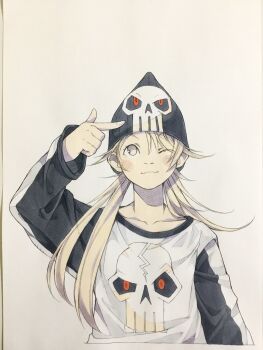 1girl asymmetrical_hair beanie black_hat black_shirt blonde_hair brown_eyes closed_mouth commentary cropped_torso hat highres long_hair long_sleeves looking_up one_eye_closed original peter_salt pointing pointing_at_object print_headwear print_shirt shirt skull_print smile solo traditional_media two-tone_shirt white_background white_shirt