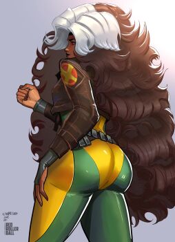 1girl ass belt bodysuit brown_hair colored_bangs gloves green_bodysuit green_eyes headband highres jacket long_hair marvel multicolored_bodysuit multicolored_hair redrollerball12 rogue_(x-men) smile solo superhero_costume two-tone_bodysuit two-tone_hair white_hair x-men yellow_bodysuit yellow_gloves