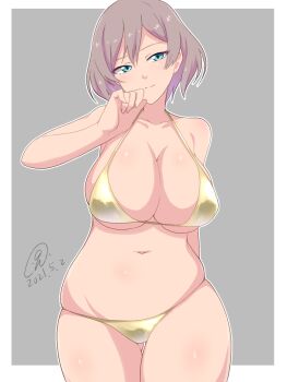 1girl 9rimson bikini blue_eyes border breasts brown_hair cleavage closed_mouth commentary_request cowboy_shot dated gold_bikini grey_background gridman_universe hair_between_eyes half-closed_eyes halterneck hand_up highres huge_breasts looking_at_viewer mujina navel outline outside_border short_hair signature skindentation smile solo ssss.dynazenon swimsuit thick_thighs thighs white_border white_outline