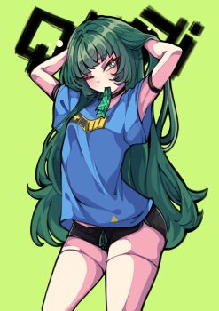 1girl absurdres alternate_costume android arm_strap arms_up black_choker black_shorts blue_shirt choker commentary cowboy_shot dolphin_shorts english_commentary green_background green_eyes green_hair hair_down hair_tie_in_mouth highres long_hair looking_at_viewer mouth_hold mujib one_eye_closed qingyi_(zenless_zone_zero) shirt shorts solo t-shirt tying_hair zenless_zone_zero