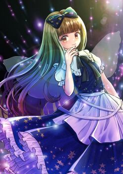 1girl apron black_bow black_bowtie blue_bow blue_dress blunt_bangs bow bowtie breasts brown_eyes brown_hair closed_mouth commentary_request dark_background dot_nose dress fairy_wings frilled_shirt_collar frills hand_up highres kyabekko lens_flare light_blush long_hair looking_at_viewer petticoat puffy_short_sleeves puffy_sleeves short_sleeves small_breasts smile solo star_(symbol) star_print star_sapphire touhou very_long_hair waist_apron white_apron wings