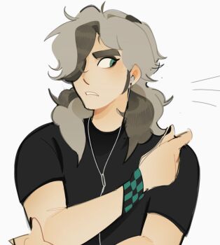 1boy ^^^ arm_across_chest arms_up arven_(pokemon) black_nails black_shirt brown_hair checkered_wristband commentary_request earbuds earphones earrings facing_viewer green_eyes grey_hair hair_over_one_eye highres jewelry long_hair looking_to_the_side male_focus multicolored_hair nintendo one_eye_covered parted_lips pokemon pokemon_sv shirt short_sleeves simple_background solo spanish_commentary stud_earrings t-shirt tamii_(tampokedex) thick_eyebrows upper_body white_background wristband