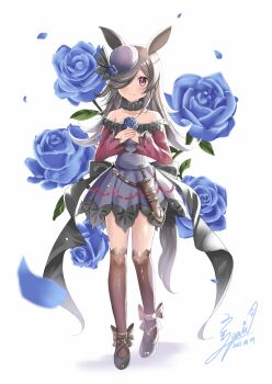 1girl animal_ears back_bow belt black_bow black_collar black_hat black_shoes black_thighhighs blue_dress blue_flower blue_petals blue_rose bow bowler_hat brown_belt closed_mouth collar collarbone commentary_request dagger dated detached_collar dress falling_petals flower flower_on_head footwear_bow full_body hair_over_one_eye hands_on_own_chest hat horse_ears horse_girl horse_tail knife lace lace-trimmed_thighhighs lace_trim legs_apart light_blush long_hair looking_at_viewer off-shoulder_dress off_shoulder one_eye_covered petals purple_eyes quin_(himegata_alice) rice_shower_(rosy_dreams)_(umamusume) rice_shower_(umamusume) rose shoes signature simple_background smile solo tail thighhighs umamusume weapon white_background