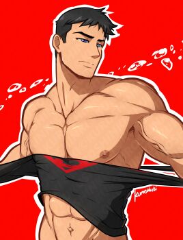 1boy abs absurdres bara black_hair black_shirt blue_eyes closed_mouth dc_comics highres kon-el kuroshinki large_pectorals male_focus muscular muscular_male navel nipples pectorals shirt short_hair simple_background solo superboy torn_clothes torn_shirt upper_body veins veiny_arms young_justice