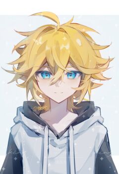 1boy ahoge aotu_world artist_name blonde_hair blue_eyes border chinese_commentary closed_mouth drawstring hair_between_eyes highres hood hood_down hoodie king_(aotu_world) looking_at_viewer male_focus multicolored_hoodie qiyu1125king short_hair smile solo spiked_hair upper_body watermark watermark_grid white_background white_border white_hoodie