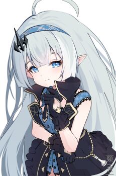 1girl ahoge artist_name black_gloves blue_eyes blue_hairband chess_piece commentary_request female_tyrant_(stella_sora) gloves grey_hair hairband hand_up highres long_hair looking_at_viewer pointy_ears ren_ruisou sidelocks simple_background smile solo stella_sora tyrant_(stella_sora) white_background
