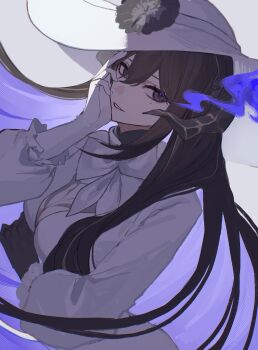 1girl black_hair blue_pupils bow breasts center_opening cleavage collarbone constance_(honkai:_star_rail) demon_girl demon_horns dress fire flaming_eye flower frilled_sleeves frills from_side gloves gradient_hair grey_background grey_hat hair_between_eyes hand_on_own_cheek hand_on_own_face hashtag-only_commentary hat hat_flower head_tilt highres honkai:_star_rail honkai_(series) horns large_breasts leaning_back long_hair long_sleeves looking_at_viewer looking_to_the_side mole mole_under_eye multicolored_eyes multicolored_hair mumu_003 parted_lips purple_eyes purple_fire shade solo sun_hat teeth two-tone_hair upper_body white_gloves