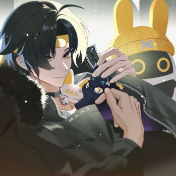 1boy absurdres alternate_costume animal asaba_harumasa asaba_harumasa_(cat) asaboo_(zenless_zone_zero) bangboo_(zenless_zone_zero) black_cat black_choker black_hair black_jacket cat choker closed_mouth commentary fur-trimmed_jacket fur_trim headband highres holding holding_animal holding_cat hollow_(zenless_zone_zero) jacket looking_at_animal male_focus naru9 parted_bangs pendant_choker shirt short_hair smile snowing upper_body white_cat white_shirt yellow_eyes yellow_headband zenless_zone_zero zipper