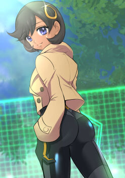 1girl :3 ass black_bodysuit black_gloves black_hair bodysuit bodysuit_under_clothes breasts brown_jacket closed_mouth commentary_request cowboy_shot curvy dark-skinned_female dark_skin day emma_(pokemon) from_behind glint gloves hair_between_eyes hair_ornament highres jacket latex latex_bodysuit looking_at_viewer maskmaya1 medium_breasts nintendo orange_gloves outdoors pokemon pokemon_(creature) pokemon_legends:_z-a purple_eyes shiny_clothes short_hair sidelocks smile solo standing swept_bangs wide_hips